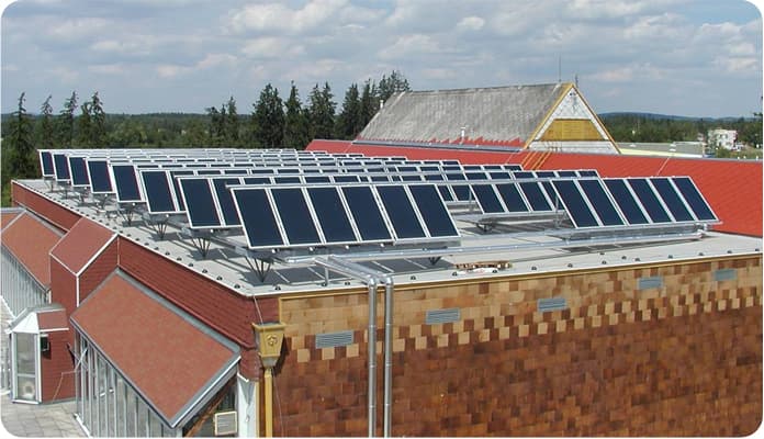 Солнечные батареи на плоской крыше