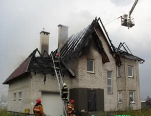 сгоревшая крыша дома