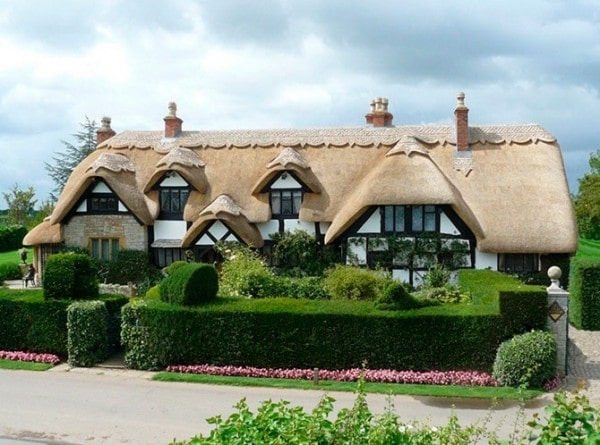 дом с соломенной крышей